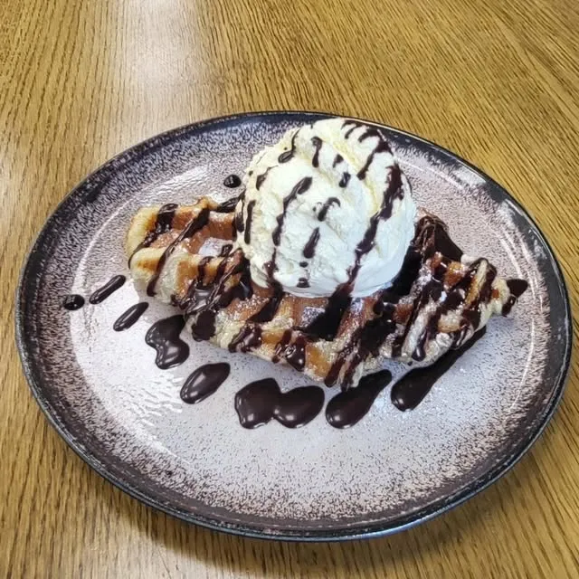 Waffel mit Sahne und Schokoladensauce
