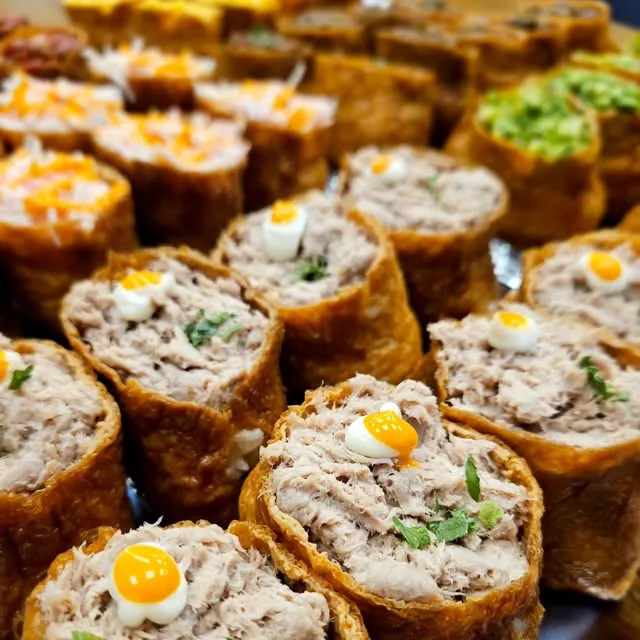 Viele gefüllte Tofu-Taschen mit Wachtelei und Avocado in der Theke